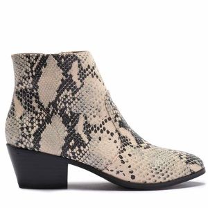 NWOT Steve Madden Creek Bootie Snake
